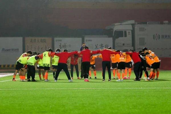 芝麻财富 齐鲁超赛燃动泉城，草根英雄共筑足球梦想——济南历城城发泉盛联合队全胜晋级淘汰赛