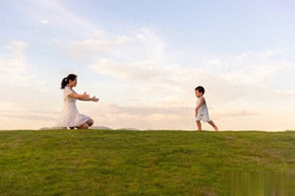 亿策略 别再说“孩子小谁带都一样”，0 - 3岁正拉开孩子一生差距