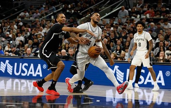 创盈中心 差点把球队带到沟里去，马刺的最佳新秀真的适合担任控卫吗？